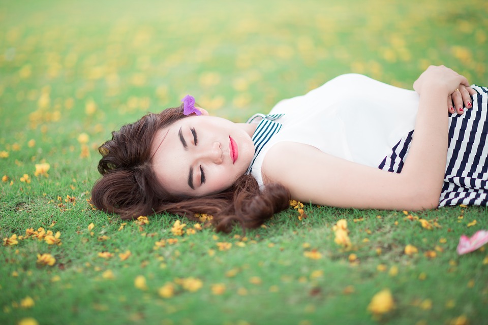 草の上寝ている女子