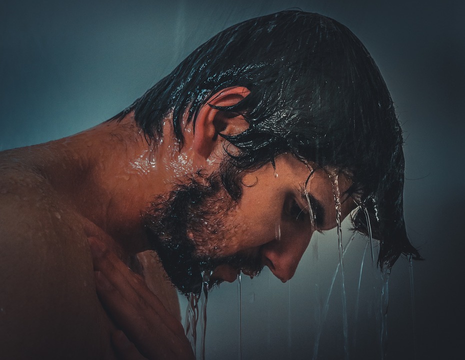 シャワー浴びている男性