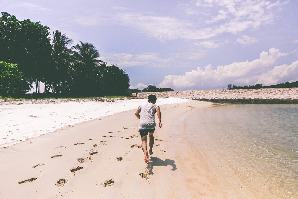 砂浜走る男性