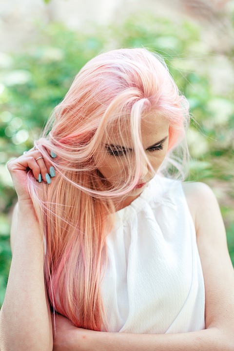 ピンクの髪とブルーのネイル