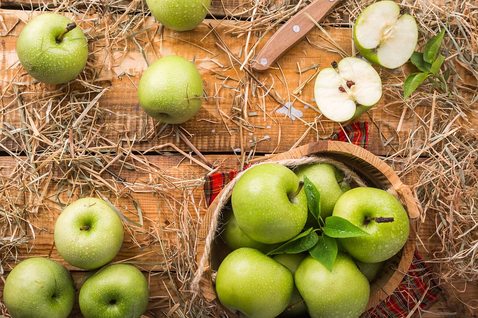 木のテーブルの上のリンゴ