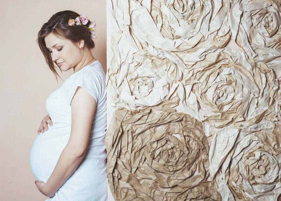 白いドレス妊娠中の女性