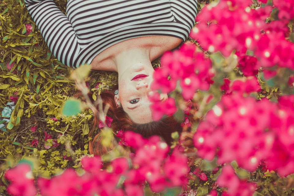 花と寝ている女性