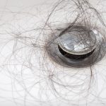若ハゲ男性の抜け毛を減らす５つのおすすめ対策法！５分でできる育毛活動！